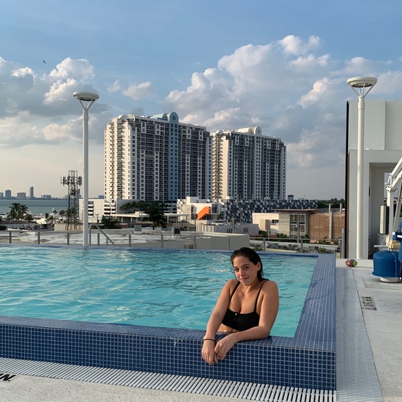 Meet your Posher, Jessica - Picture 2 of 3